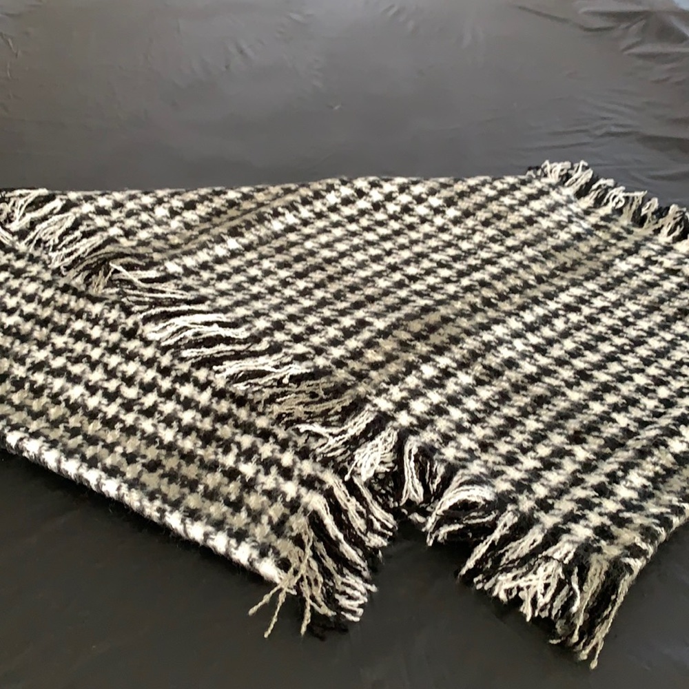 Houndstooth Infinity Scarf. Black/white/gray.